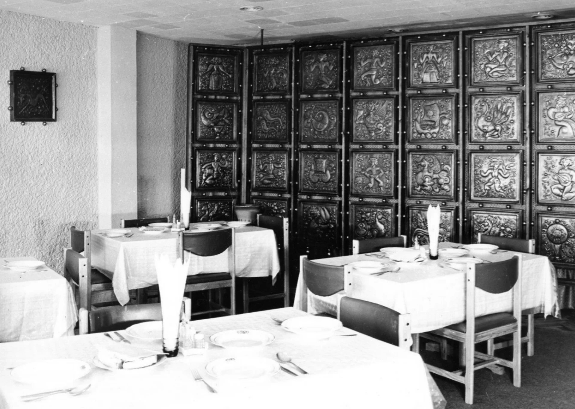 The authentic interior of the dining hall. It is located in the eastern one-story wing of the building. Zabolotny State Scientific Architectural Library's Archive.