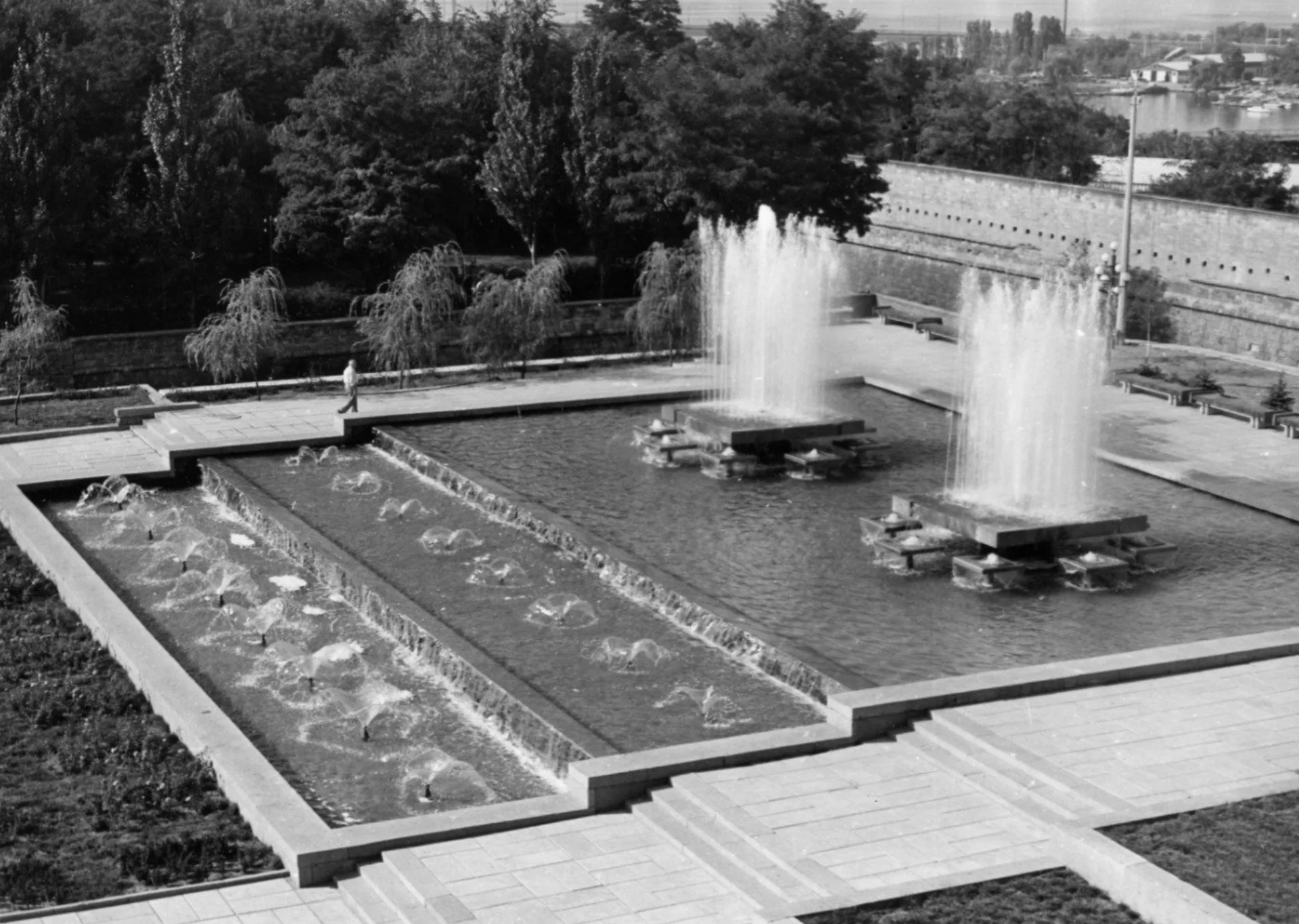 The largest cascading fountain in the city is a landscape element of the Mykolaiv Regional State Administration complex. Archive of the State Scientific Architectural Library named after V. G. Zabolotny