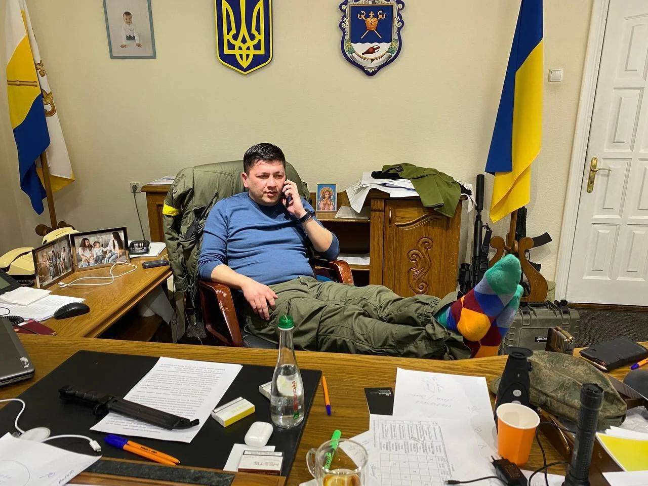 Голова Миколаївської ОДА Віталій Кім у своєму робочому кабінеті в перші дні повномасштабного російського вторгнення. (Віталій Кім / Миколаївська ОДА)