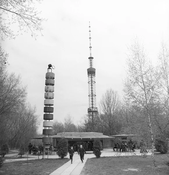 Figure IV . The construction process of Kyiv TV tower.